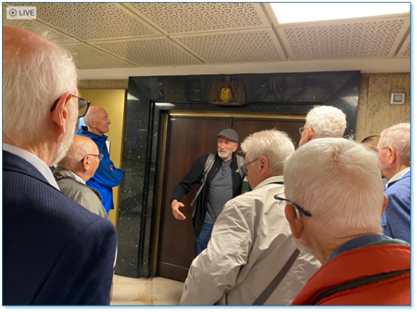 sep25 - In het Centraal Station van Brussel, aan de deur van de Koninklijke loge...